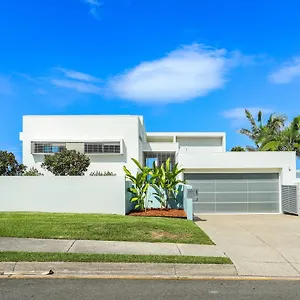 Indulgent Beachside Luxury, Holiday home